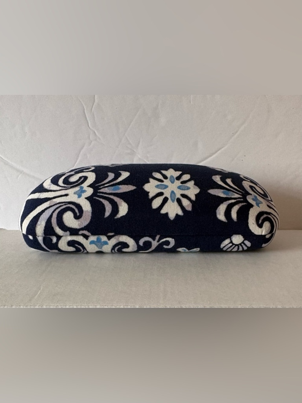Vera Bradley Hard Clamshell Eyeglass Case Steel Blue Medallion